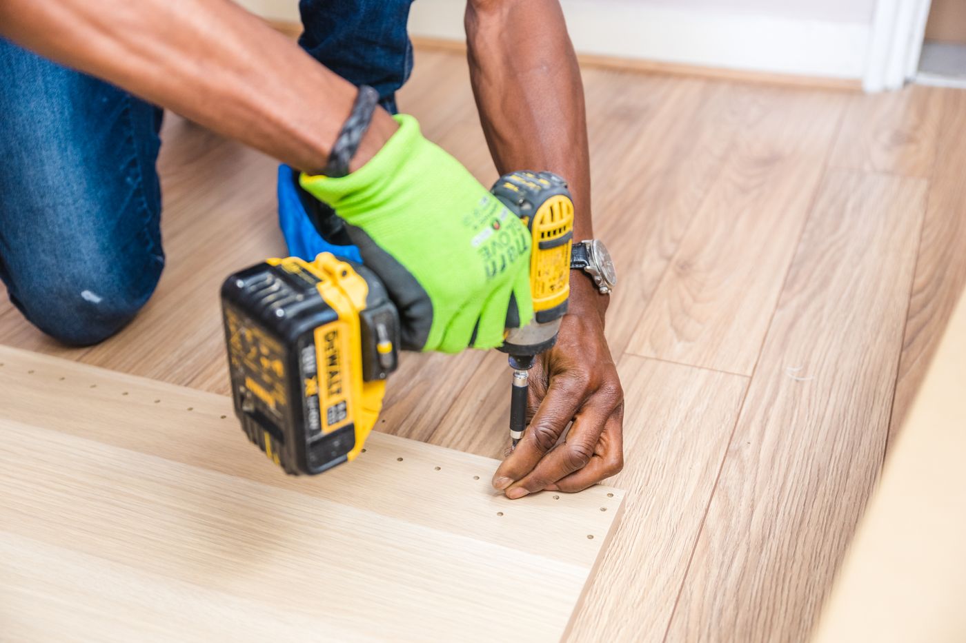 Herramienta eléctrica DeWalt en uso profesional